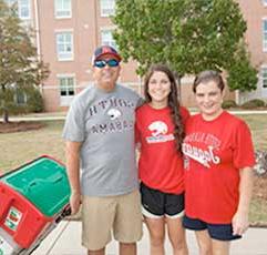 Jaguar Student and 父母 on move-in day